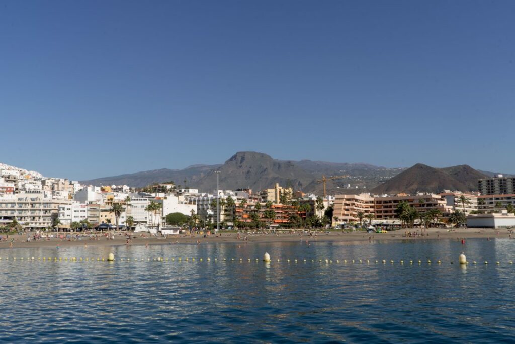 Tenerife-Avistaje de ballenas y delfines-Mar-de-Ons-Los-Cristianos-Barco